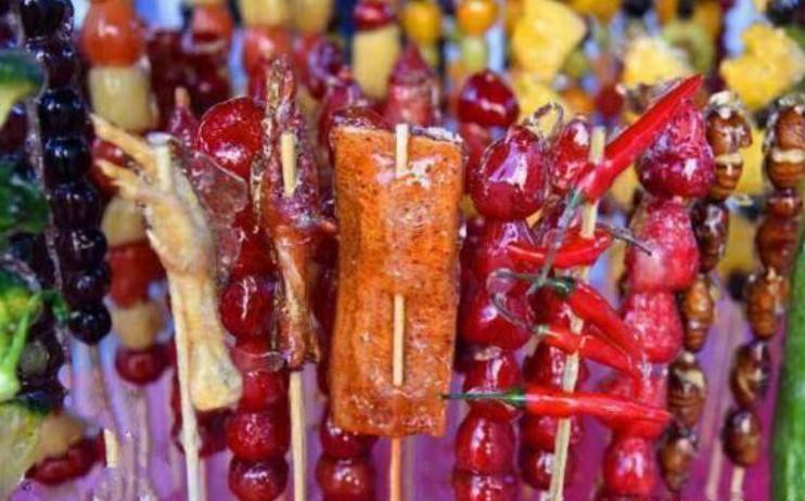 輸送帶廠家：新花樣！東北攤主把雞爪豬蹄做成糖葫蘆