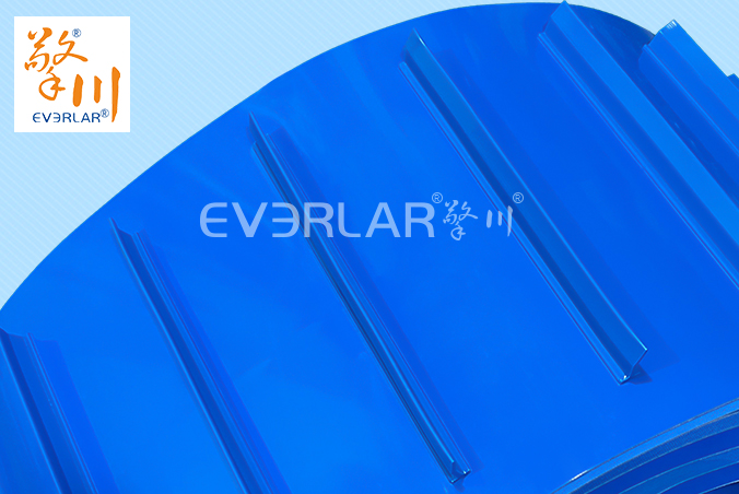 PU輸送帶加擋板導(dǎo)條耐磨防滑藍色食品級自動化流水線傳送帶定制