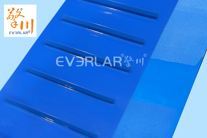 PU輸送帶加擋板導(dǎo)條耐磨防滑藍色食品級自動化流水線傳送帶定制