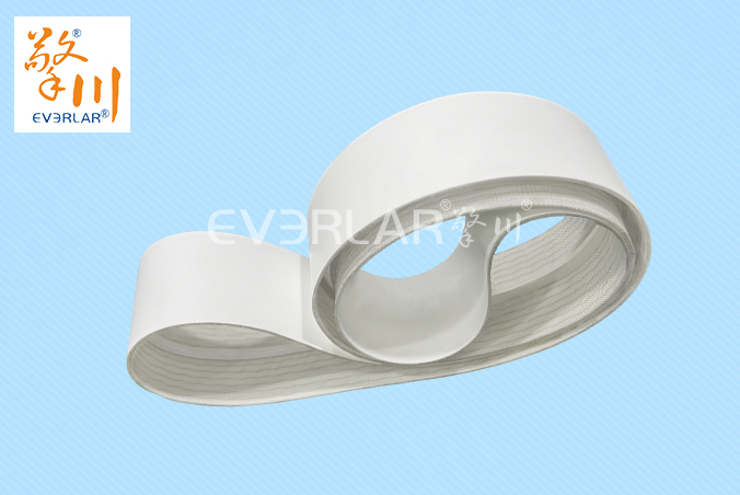 白色食品級PU輸送帶加導(dǎo)條耐磨耐油日化行業(yè)輸送機(jī)械皮帶加工定制