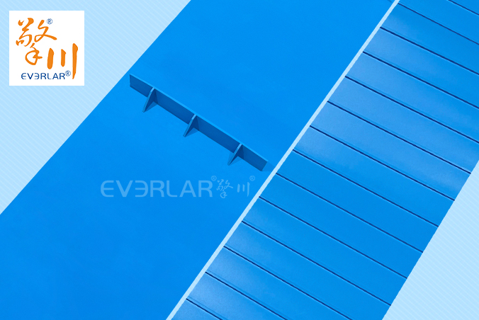 易清潔TPU加擋板輸送帶藍色食品級防溢抗污生產(chǎn)線設(shè)備傳送帶