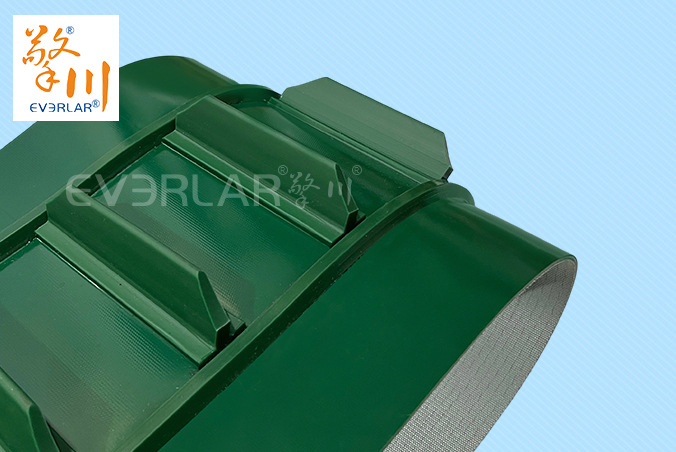 綠色PVC輸送帶加擋板雙導(dǎo)條精準(zhǔn)導(dǎo)向防掉落化工建材涂裝線(xiàn)工業(yè)皮帶