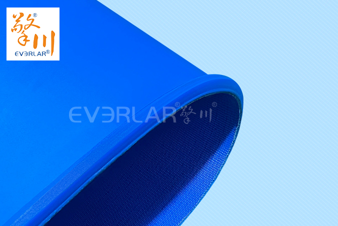 PU輸送帶加導(dǎo)條耐磨耐油食品級藍(lán)色啞光傳送帶食品包裝生產(chǎn)線皮帶