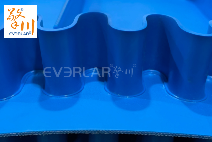 藍色啞光PU輸送帶加擋板裙邊導條食品級自動化生產(chǎn)線定制提升機工業(yè)皮帶