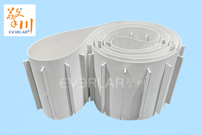 鉆紋PU輸送帶加導(dǎo)條擋板防滑防跑偏食品級傳輸帶定制