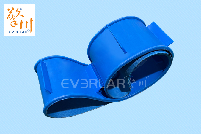 藍(lán)色PU輸送帶加導(dǎo)條擋板食品級(jí)耐磨食品醫(yī)藥包裝設(shè)備傳送帶