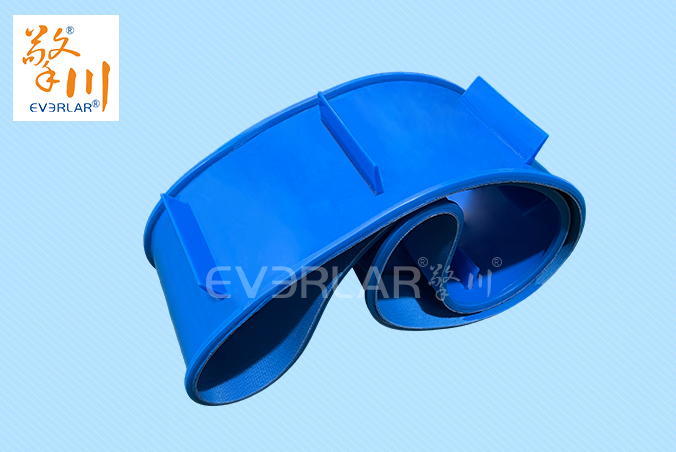 藍(lán)色PU輸送帶加導(dǎo)條擋板食品級(jí)耐磨食品醫(yī)藥包裝設(shè)備傳送帶