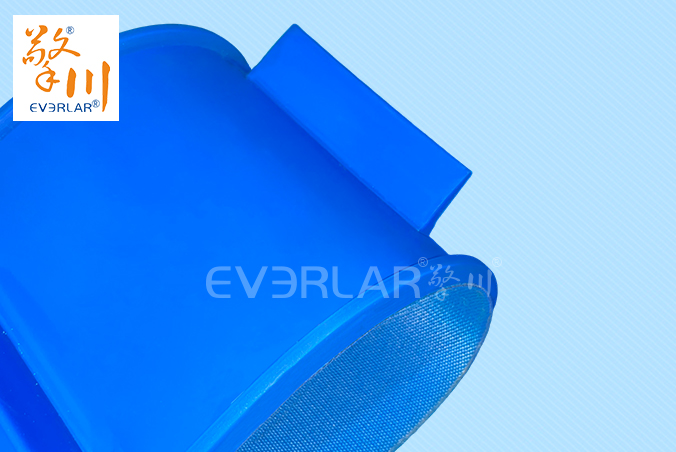 藍(lán)色PU輸送帶加導(dǎo)條擋板食品級(jí)耐磨食品醫(yī)藥包裝設(shè)備傳送帶