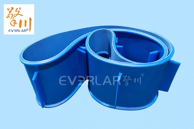 藍(lán)色PU輸送帶加導(dǎo)條擋板食品級(jí)耐磨食品醫(yī)藥包裝設(shè)備傳送帶