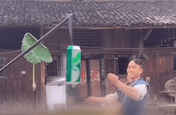 小伙5米外飛撲克削開(kāi)易拉罐