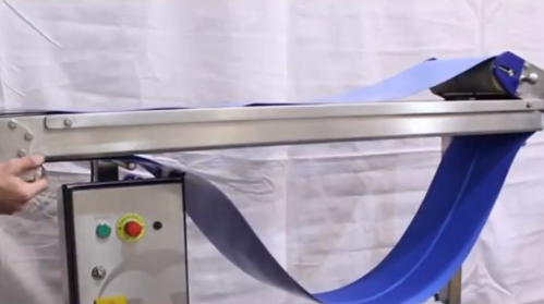 1763516957107607.jpg 藍色PU輸送帶加導條裝機調(diào)試.jpg